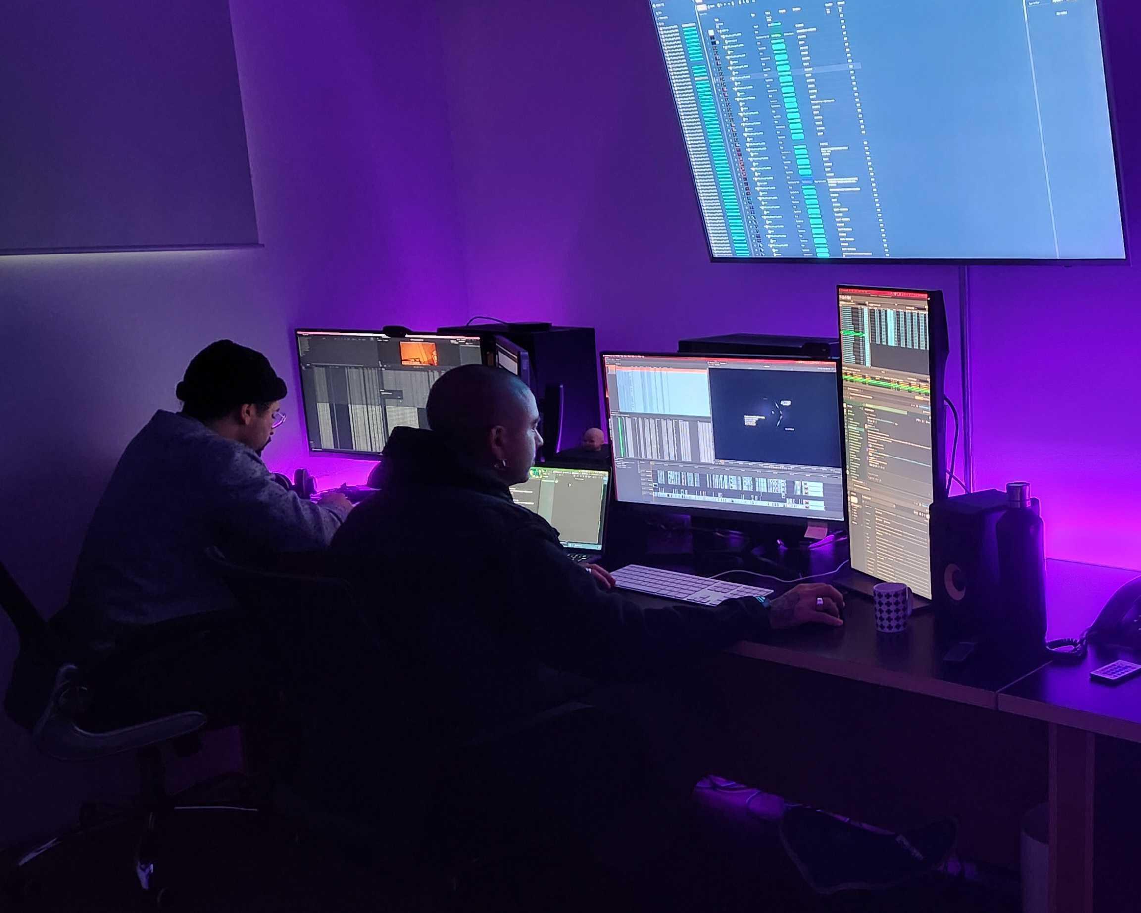 Equipo en una sesión de edición