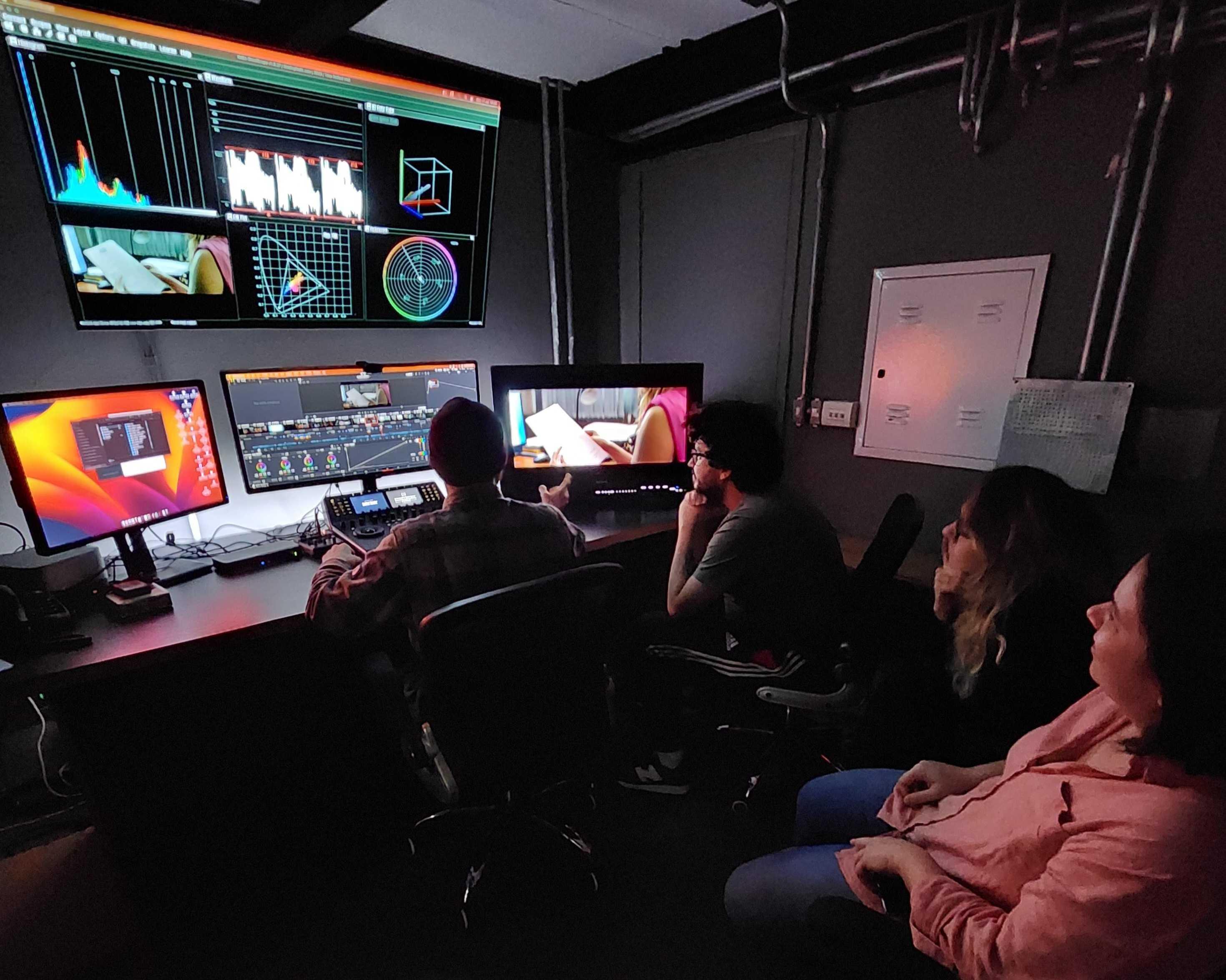 Equipo revisando un proyecto en la sala de grading