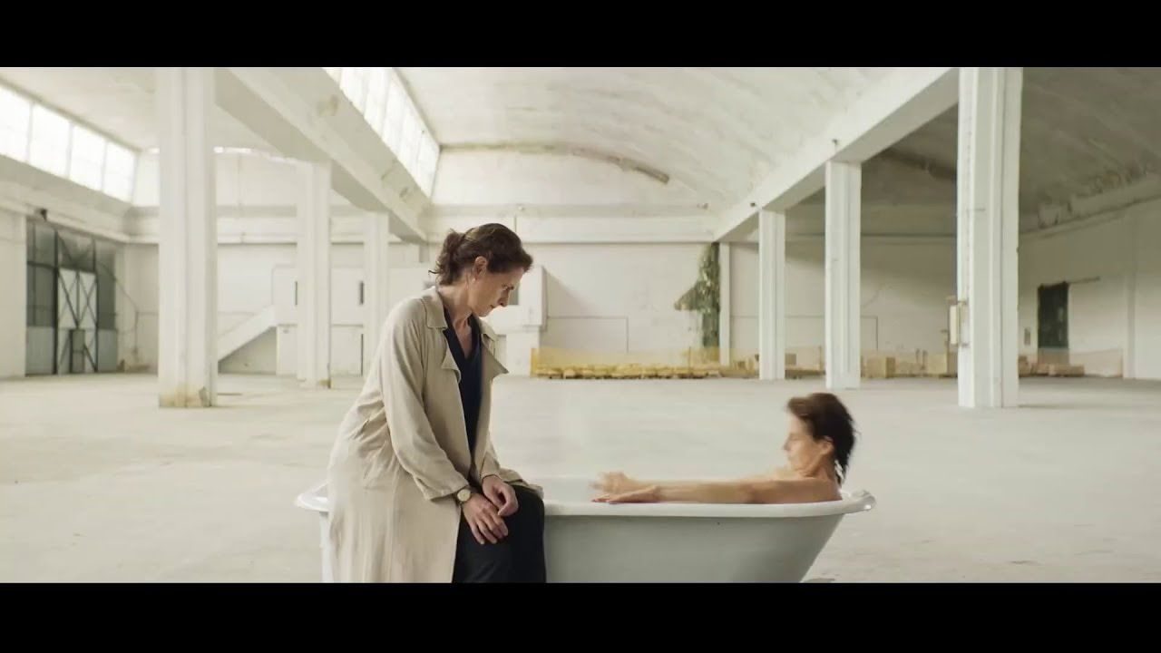 Frame de abertura do vídeo de FEATURE — SONHAR COM LEÕES